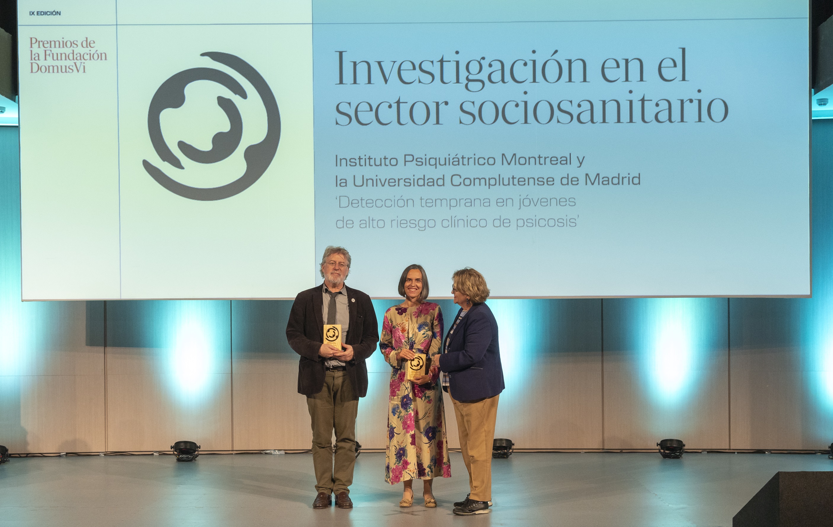 Las profesoras Clara Gesteira, Beatriz Cobos, Noelia Morán y Rocío Fausor reciben el Premio a la Investigación en el sector sociosanitario de la Fundación DomusVi